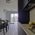 Renovated Flat Close To Shops And דירה *