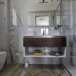 Renovated Flat Close To Shops And דירה