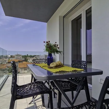 Renovated Flat Close To Shops And דירה ביביונה